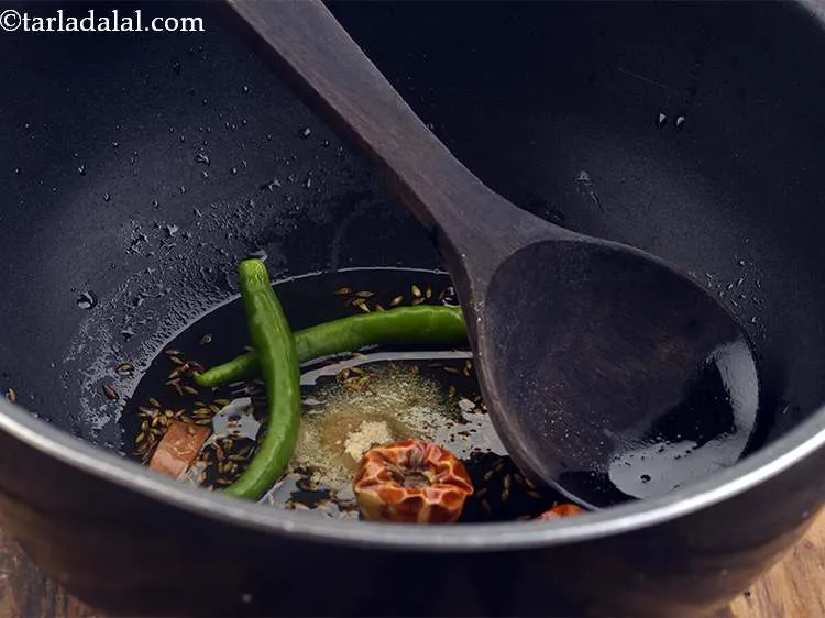 स्टेप 19 – फिर मसाले के लिए हरी मिर्च डालें। मिर्च को चीर …