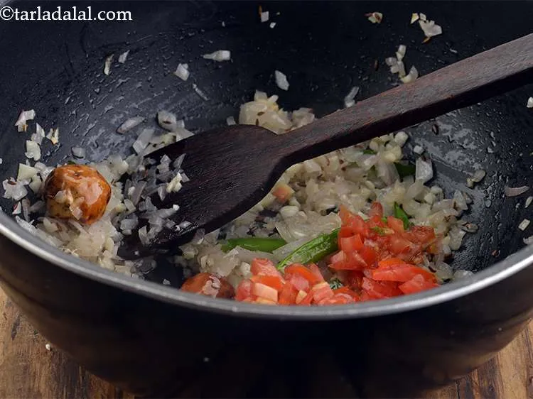 स्टेप 24 – अब टमाटर डालें। सुनिश्चित करें कि आप इस रेसिपी के …