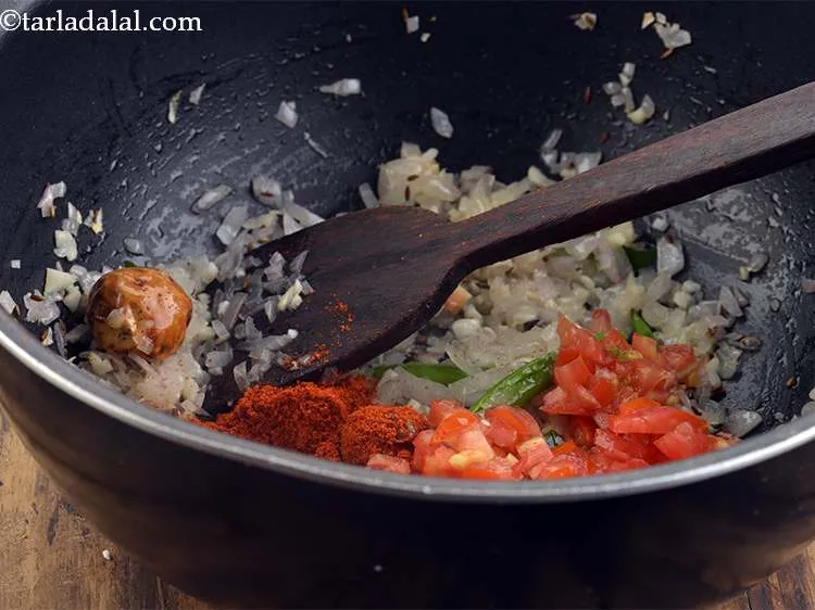 स्टेप 25 – इसके साथ थोड़ा मिर्च पाउडर भी डालें।
