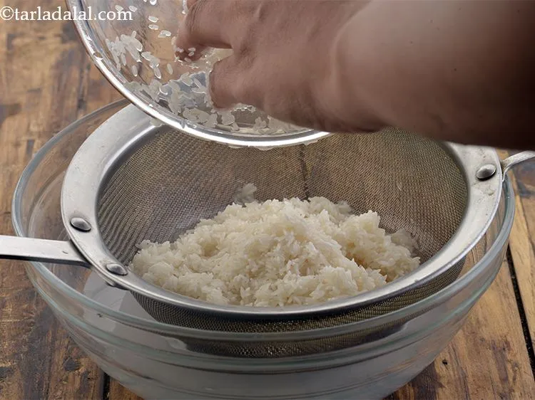 स्टेप 3 – इसी तरह, चावल को पर्याप्त पानी में धोएं और एक …