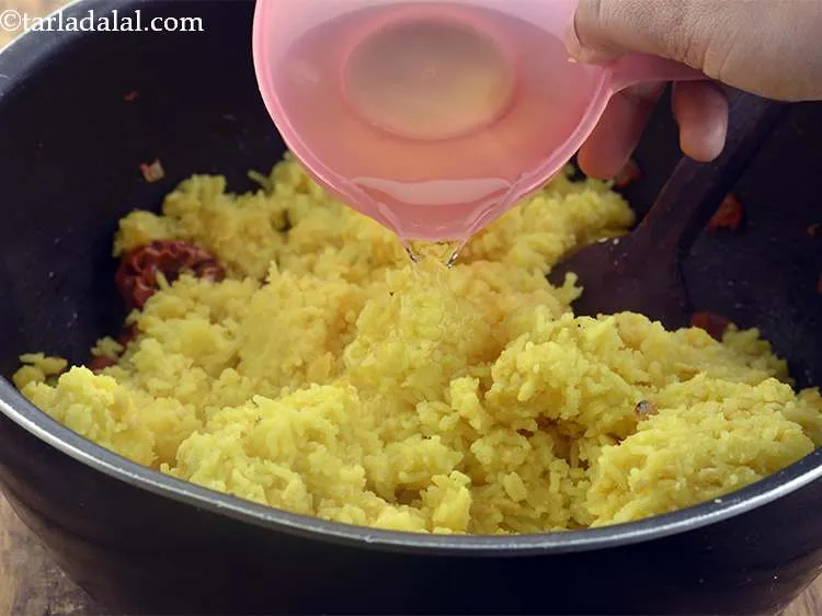 स्टेप 29 – इस स्तर पर दाल खिचड़ी में लगभग १ १/४ कप …