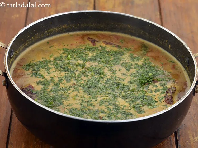 स्टेप 37 – आंच बंद कर दें और २ टेबल-स्पून&nbsp;बारीक&nbsp;<a href=""https://www.tarladalal.com/glossary-chopped-coriander-hindi-783i"">कटा हुआ हरा …