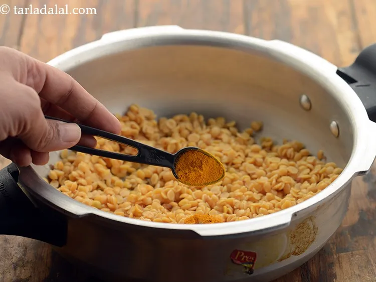 स्टेप 17 – १/२ टी-स्पून&nbsp;<a href=""https://www.tarladalal.com/glossary-turmeric-powder-haldi-hindi-645i"">हल्दी पाउडर</a>&nbsp;डालें।&nbsp;हल्दी भोजन के पाचन में मदद करती …