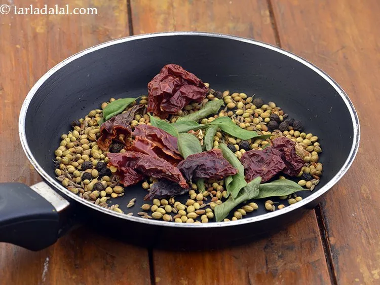 स्टेप 13 – इन सभी सामग्रियों को मध्यम आंच पर 2 मिनट तक …