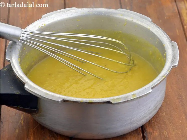 स्टेप 47 – दाल को अच्छी तरह से फेंट लें ताकि एक चिकना …