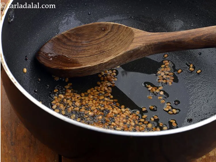 स्टेप 24 – मध्यम आंच पर 1 मिनट तक भून लें।