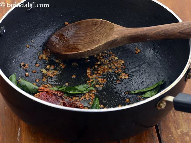 स्टेप 28 – मध्यम आंच पर कुछ सेकंड के लिए भून लें।