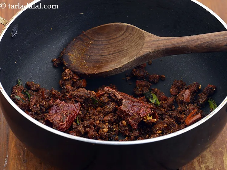 स्टेप 31 – मध्यम आंच पर 1 मिनट तक भूनें। आपको इस रसम …