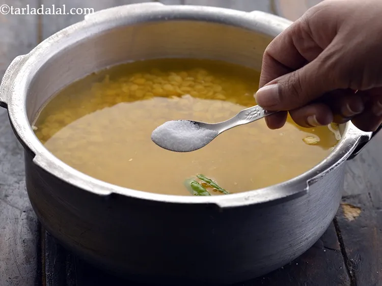 स्टेप 12 – नमक और ३ कप पानी डालें।