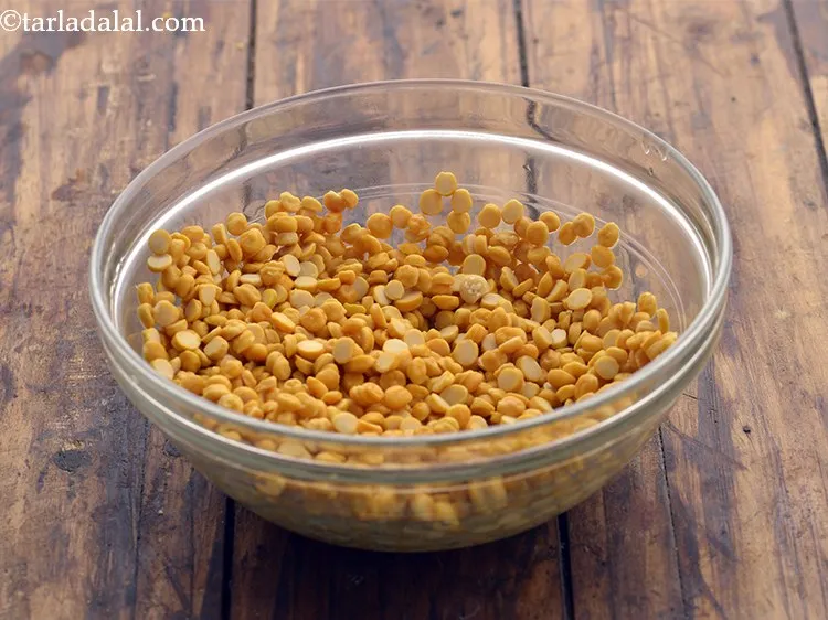 स्टेप 1 – <strong>दाल वड़ा</strong> का मिश्रण बनाने के लिए, १ कप चना …