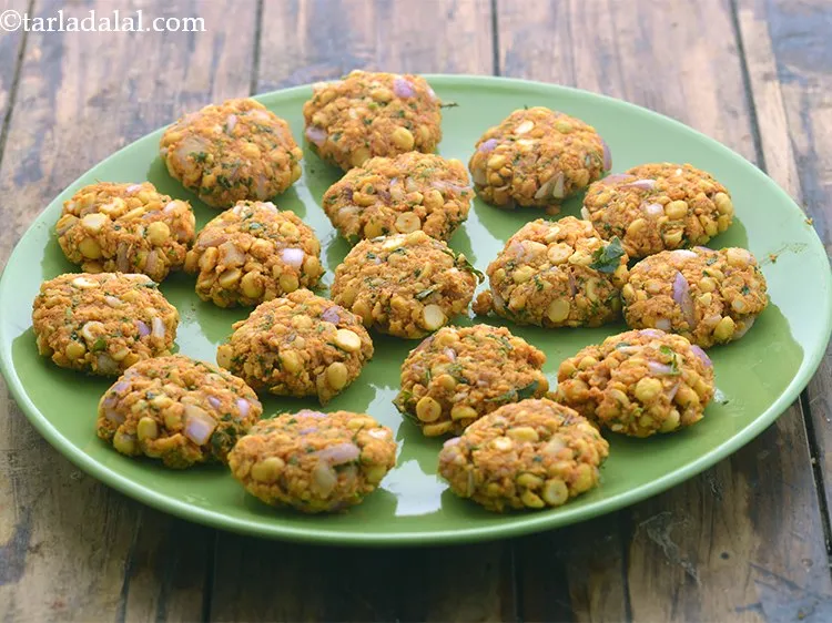 स्टेप 21 – <strong>दाल वड़ा </strong>के सभी १७ भागों को समतल करें और …