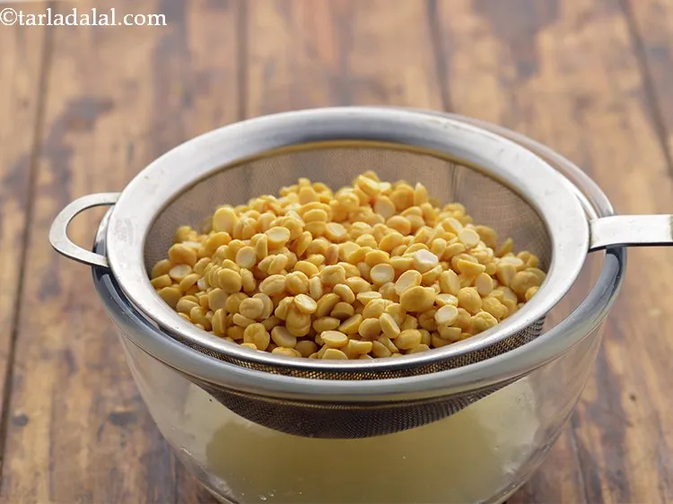 स्टेप 5 – एक कटोरे में अलग से १/४ कप भिगोई हुई और …