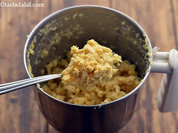 स्टेप 7 – चना दाल को पानी का उपयोग किए बिना दरदरा मिश्रण …