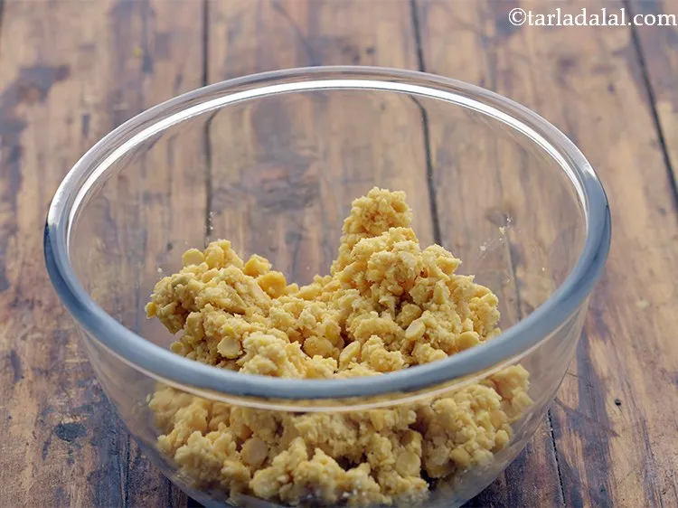 स्टेप 8 – मिश्रण को एक गहरे कटोरे में डालें।