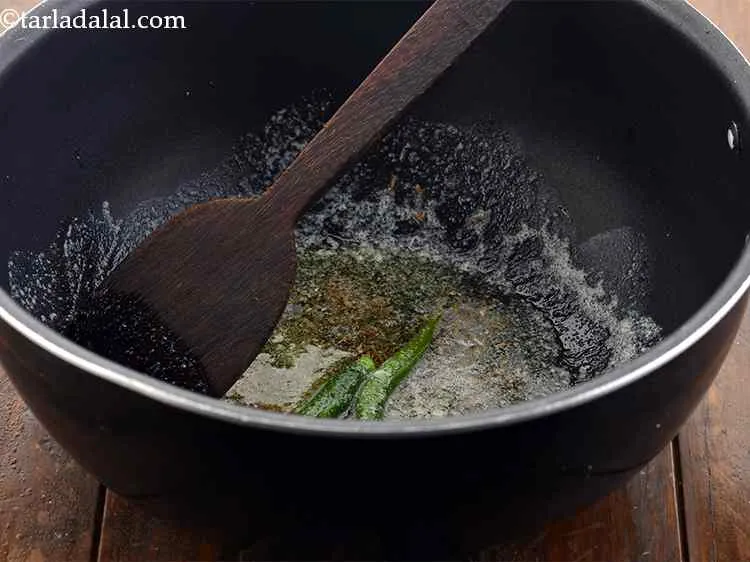 स्टेप 13 – जब जीरा चटकने लगे हरी मिर्च डालें और भूनें। ऐसा …