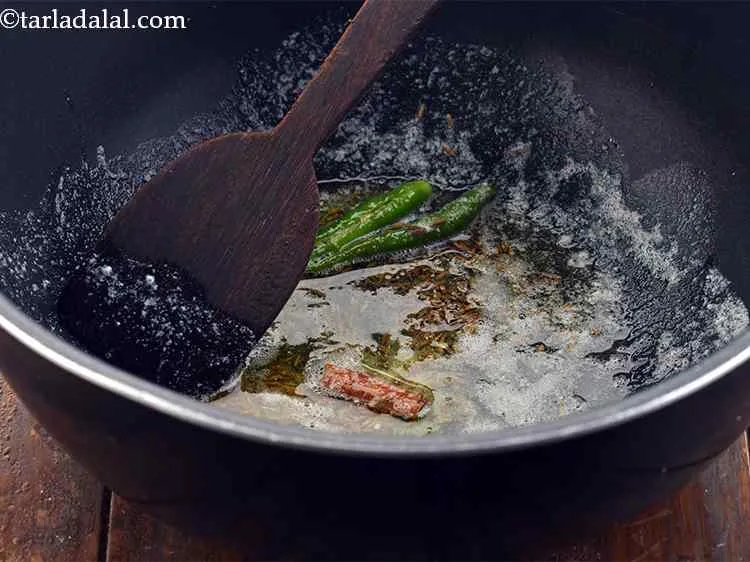 स्टेप 14 – दालचीनी डालें। यदि आप चाहें, तो आप तेजपत्ता और काली …