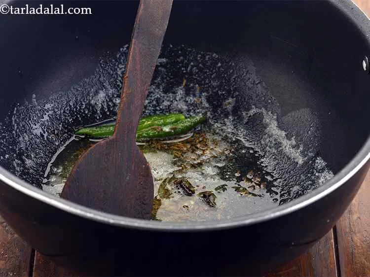 स्टेप 15 – फिर लौंग डालें।