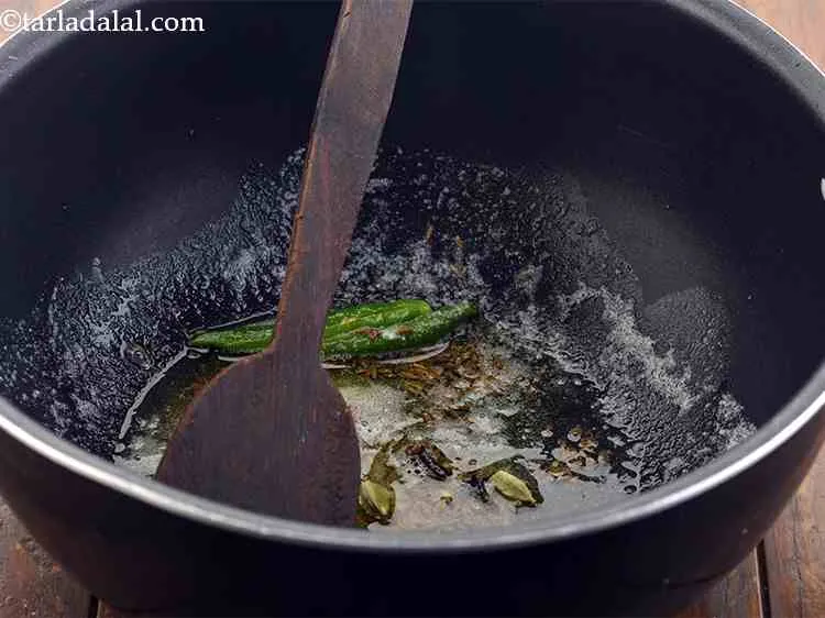 स्टेप 16 – और अंत में इलायची डालें। ये मसाले दाल के स्वाद …