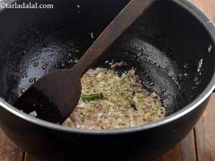 स्टेप 18 – सुनहरे रंग होने तक भूनें। इसमें लगभग ३ मिनट लगेंगे।