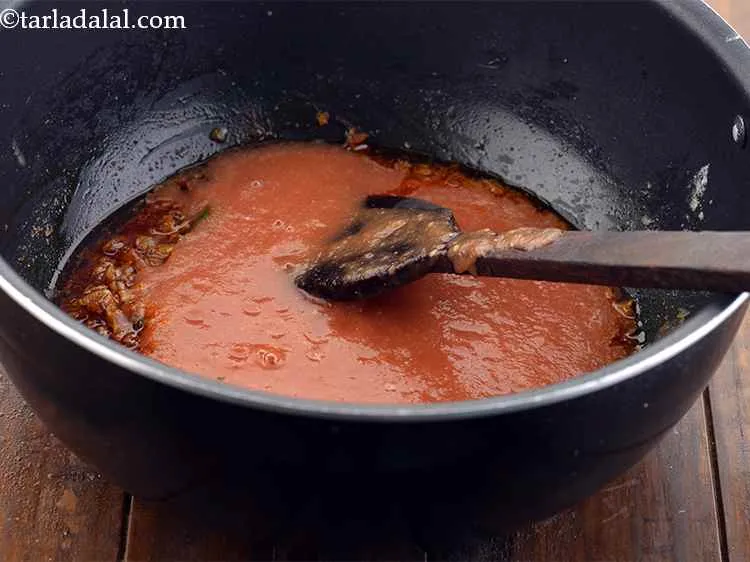 स्टेप 22 – ताज़ा टमाटर का पल्प डालें। आप तैयार टमाटर की प्यूरी …