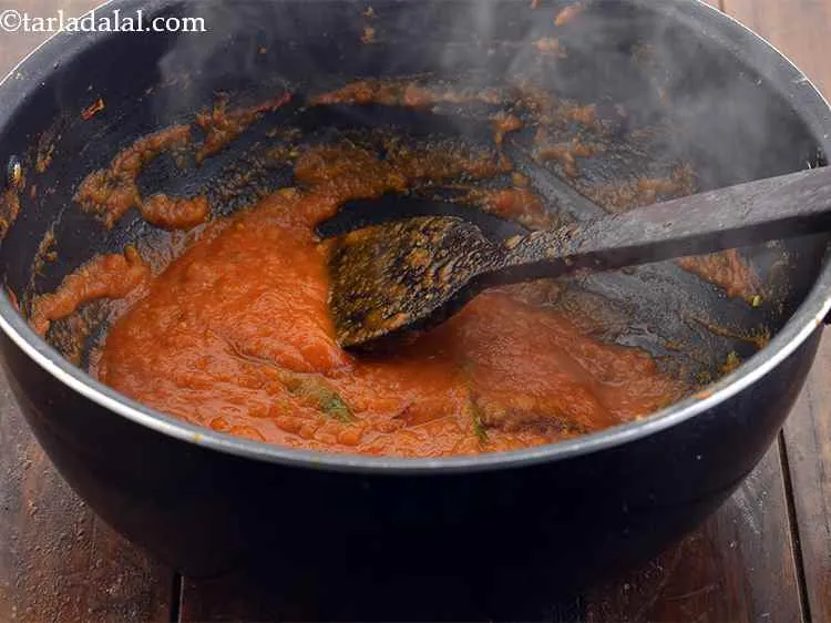 स्टेप 23 – टमाटर के मिश्रणको तेल छुटने तक भूनें और मसाले अच्छी …