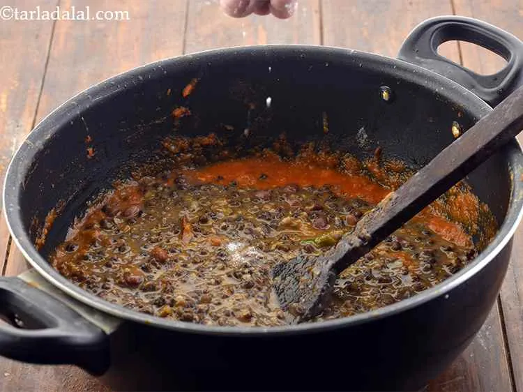 स्टेप 25 – हमने दाल उबालते समय थोड़ा सा नमक मिलाया था, अब …