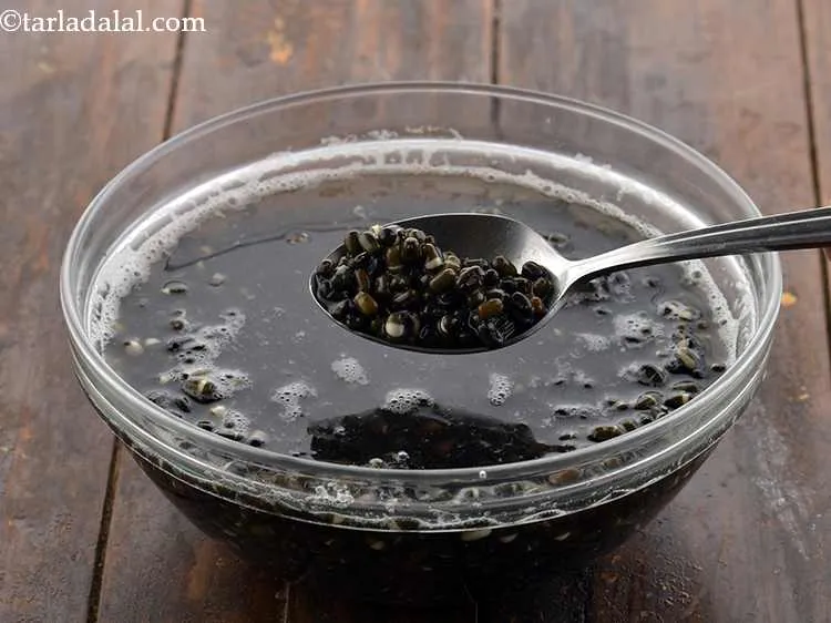 स्टेप 5 – उड़द रात भर भिगोने के बाद ऐसी दिखती हैं।