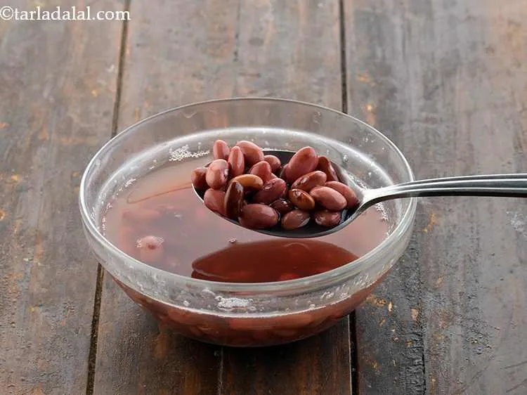 स्टेप 6 – राजमा रात भर भिगोने के बाद, वे इस तरह दिखते …