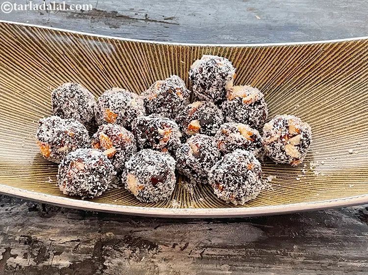 Step 11 – Roll each ball in dessicated coconut till they are evenly coated from all the sides.