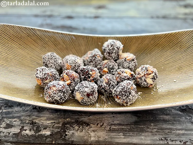 Step 12 – Serve&nbsp;<strong>date and almond balls.</strong>