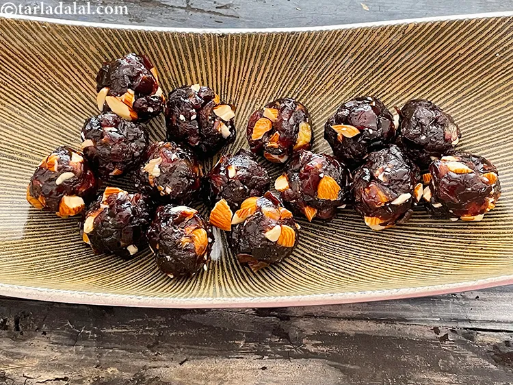 Step 10 – Shape each portion of&nbsp;coconut date balls&nbsp;into round balls by rolling in between your palms.