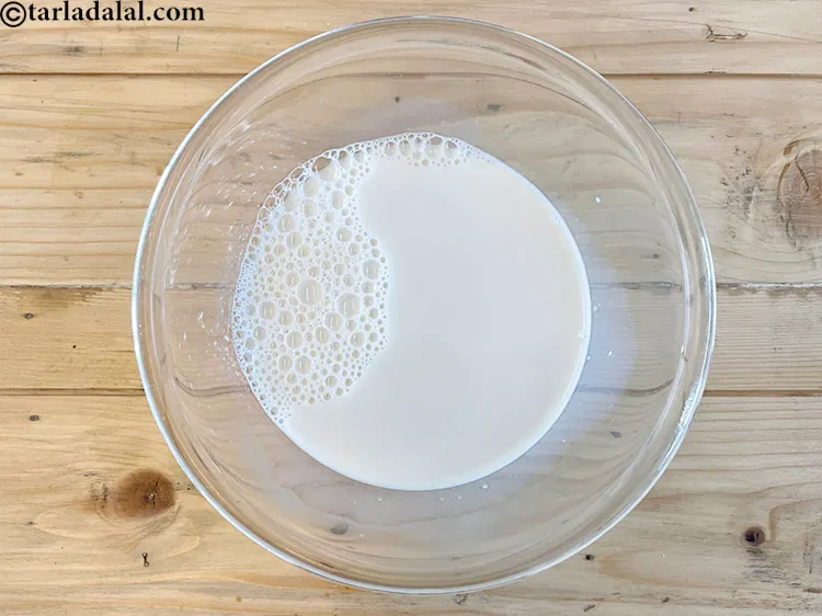 स्टेप 6 – दूध को एक कांच के बर्तन में डालें।&nbsp;1 कप&nbsp;<a href=""/recipes-using-milk-in-hindi-514"">दूध&nbsp;</a>अनुशंसित …