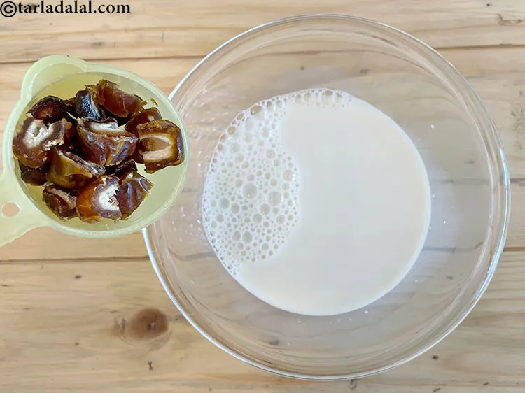 स्टेप 7 – १/४ कप <a href=""https://www.tarladalal.com/glossary-deseeded-dates-hindi-2672i"">बीज निकाले हुए खजूर</a> डालें।&nbsp;1 कप&nbsp;<a href=""/recipes-using-dates-in-hindi-391"">खजूर</a>&nbsp;(90 …