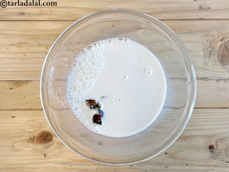 स्टेप 8 – खजूर को गुनगुने गरम दूध में १५ मिनट के लिए …