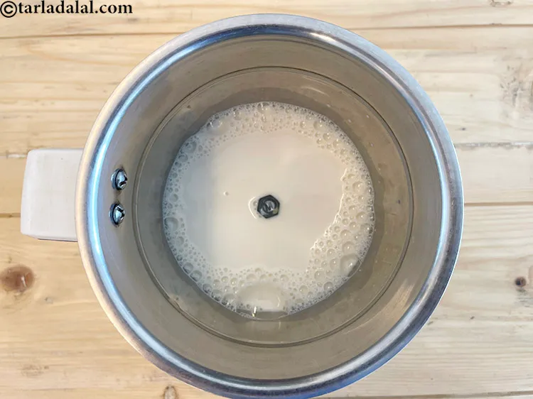 स्टेप 9 – भीगे हुए खजूर और दूध को मिक्सर जार में डालें।