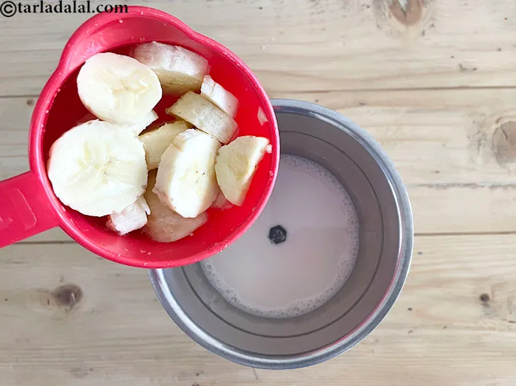 स्टेप 10 – १/२ कप <a href=""https://www.tarladalal.com/glossary-chopped-bananas-hindi-20i"">कटा हुआ केला</a> डालें। यदि आप अपने …