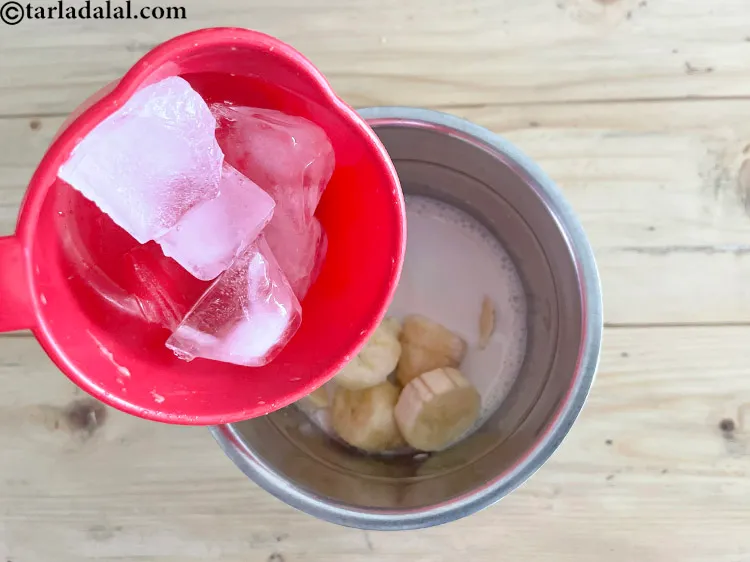 स्टेप 11 – ५ बर्फ के टुकड़े डालें।