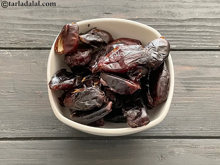 स्टेप 2 – <strong>खजूर और नट कोकोनट बॉल्स</strong> बनाने के लिए, सबसे पेहले …