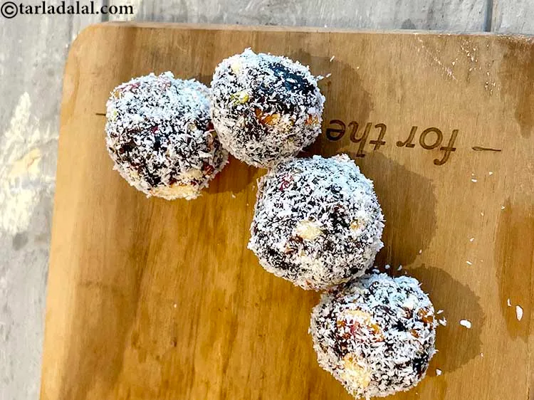 Step 11 – For the remaining 5 balls, dip them in dessicated coconut to get <strong>5&nbsp;Date and Nut …