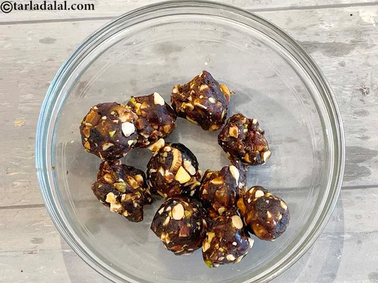 Step 8 – Divide the dough into 10 equal date and nut coconut cocoa balls.