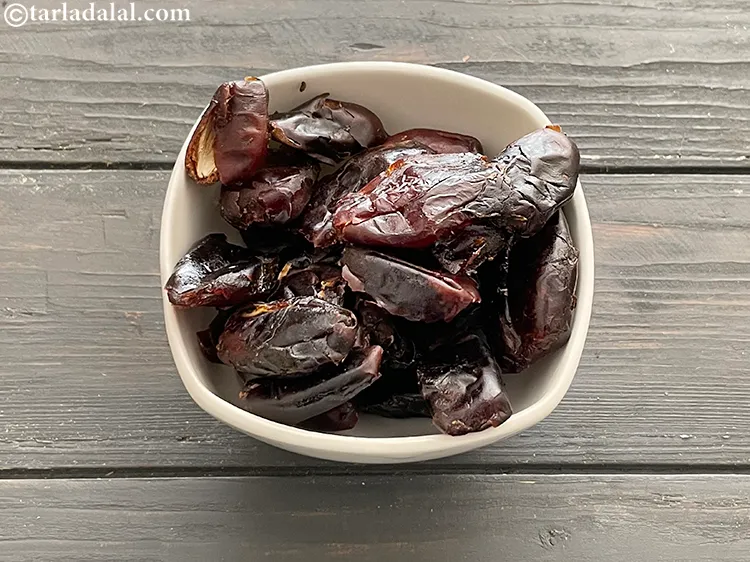 Step 2 – To make <strong>date walnut balls recipe&nbsp;|&nbsp;khajur akhrot balls&nbsp;|&nbsp;3 ingredient vegan date nut balls&nbsp;|&nbsp;sugar free date …