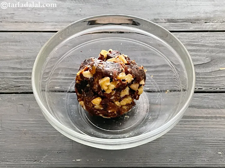 Step 7 – This is what the dough of <strong>date walnut balls |&nbsp;khajur akhrot balls&nbsp;|&nbsp;3 ingredient vegan date …