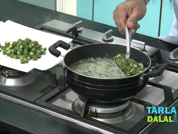 स्टेप 2 – तेज आंच पर एक गहरे नॉन-स्टिक पैन में तेल गरम …