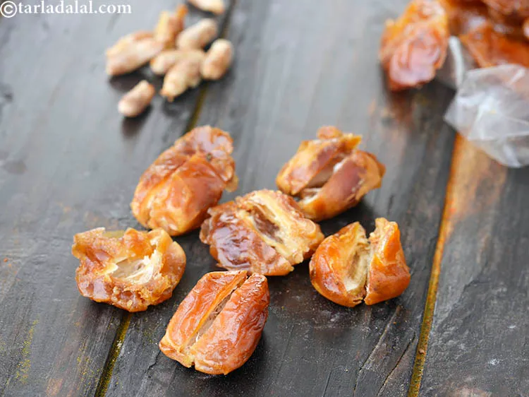 स्टेप 4 – खजूर को पानी से अच्छी तरह धो लें, <strong>धारदार चाकू …