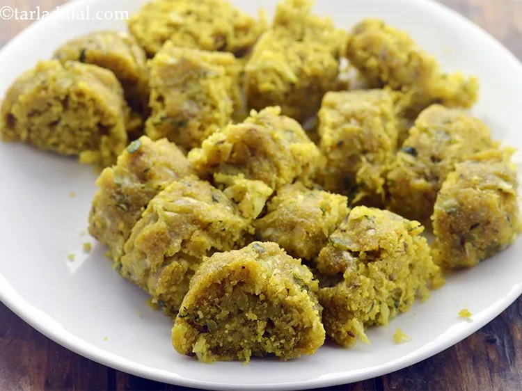 Step 24 – Cool the&nbsp;<strong>microwave doodhi muthia | &nbsp;quick lauki muthia |&nbsp;doodhi na muthia |&nbsp;</strong>, cut into medium-thick …