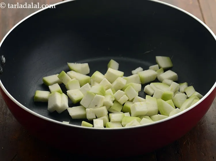 स्टेप 6 – <strong>दुधी पछड़ी</strong> बनाने के लिए&nbsp; | <strong>हेल्दी लौकी पछड़ी | …