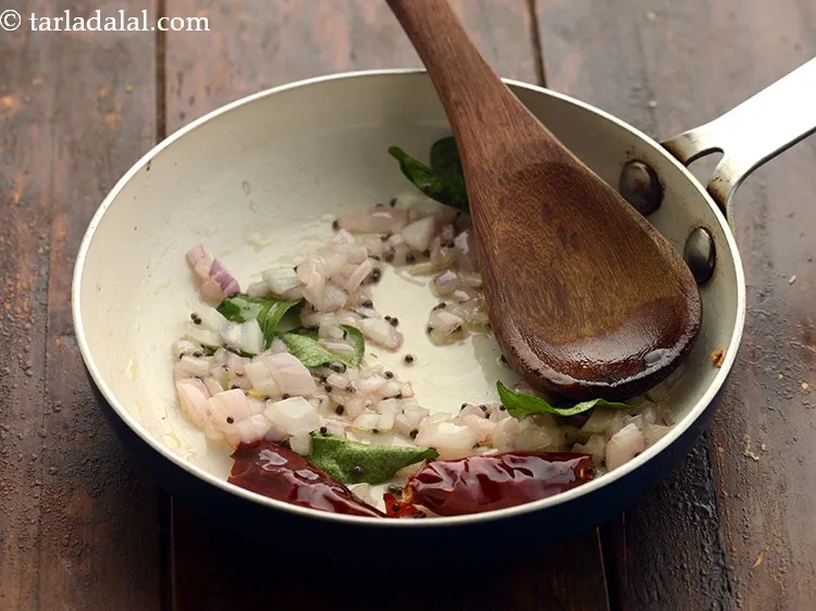 स्टेप 17 – मध्यम आंच पर २ मिनट के लिए भून लें।