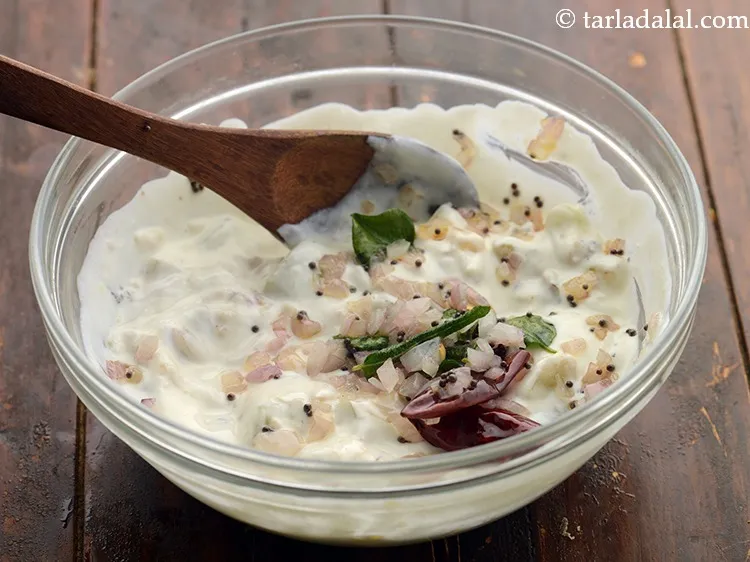 स्टेप 18 – दही-लौकी के मिश्रण पर तड़का डालें।