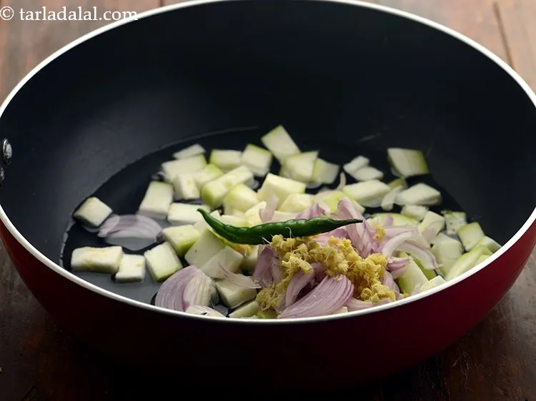 स्टेप 9 – नॉन-स्टिक कढ़ाई में १/२ कप पानी डालें और अच्छी तरह …