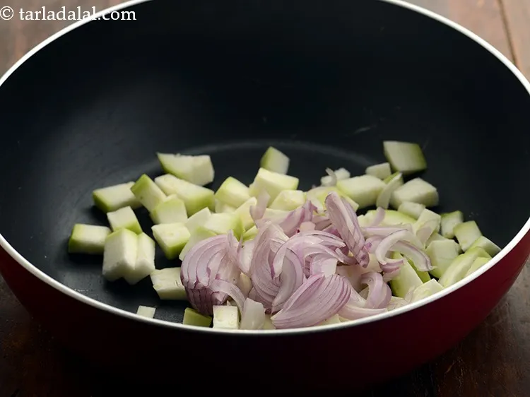 स्टेप 7 – स्लाईस्ड प्याज़ डालें।